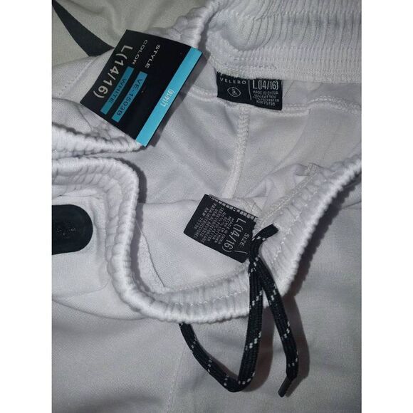 White shorts  - Picture 4 of 6